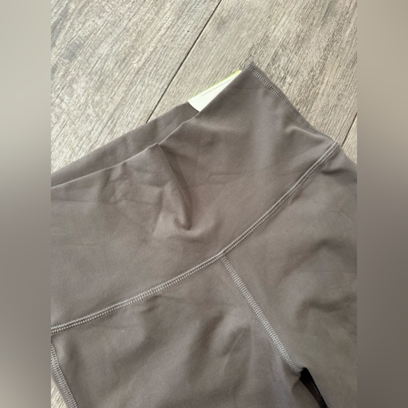 AERIE the hugger camo leggings 🤍 - Picture 8 of 10